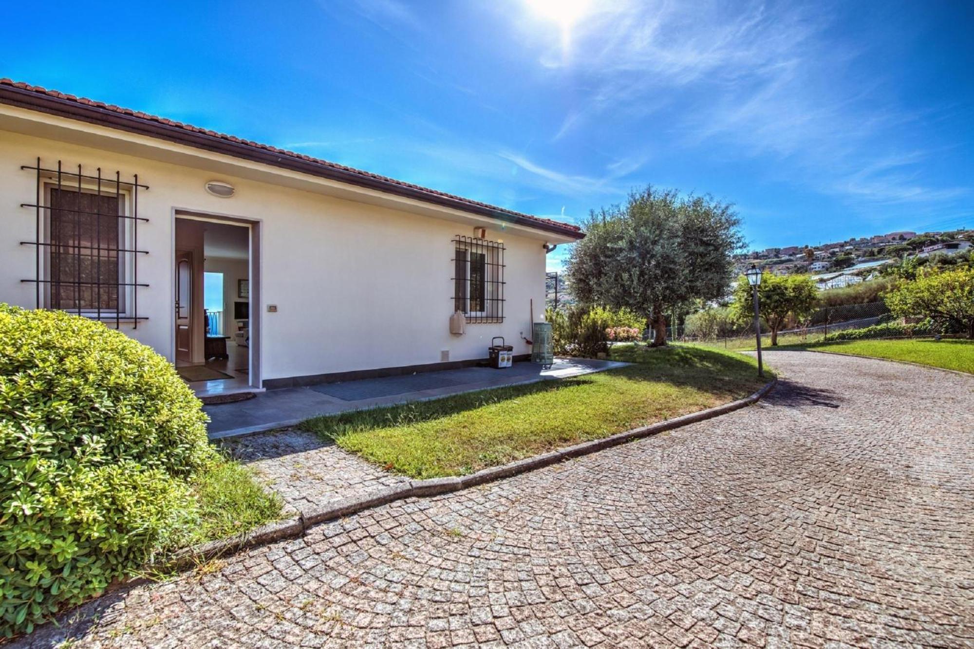 Villa Lucia Riviera Dei Fiori Pool - Happy Rentals San Remo Kültér fotó